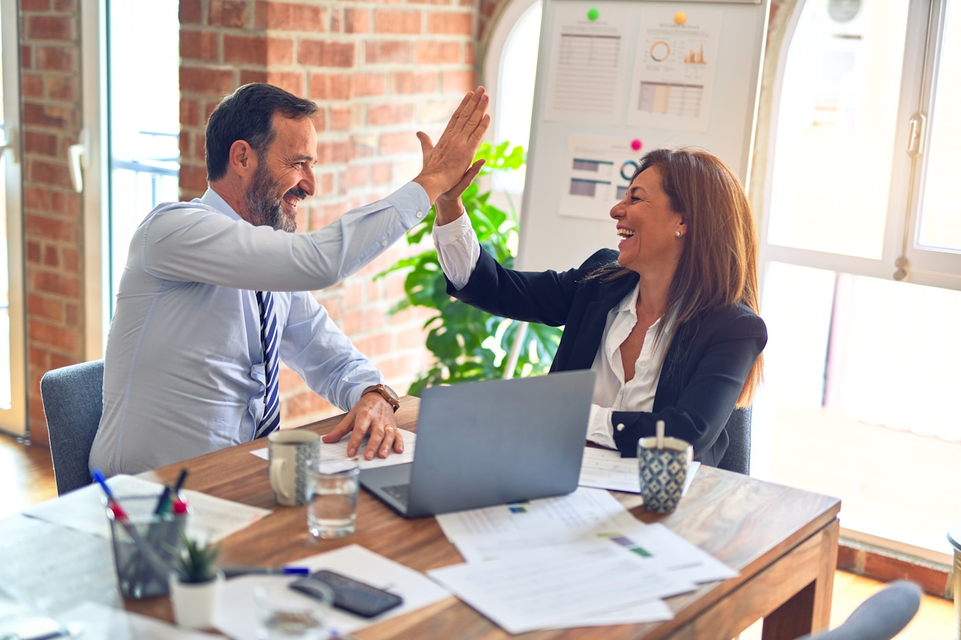 Client et candidat célébrant un recrutement réussi